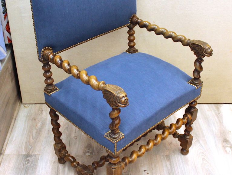 Réfection d'un fauteuil Louis XIII - Tissu éditeur Pierre Frey finition cloutée