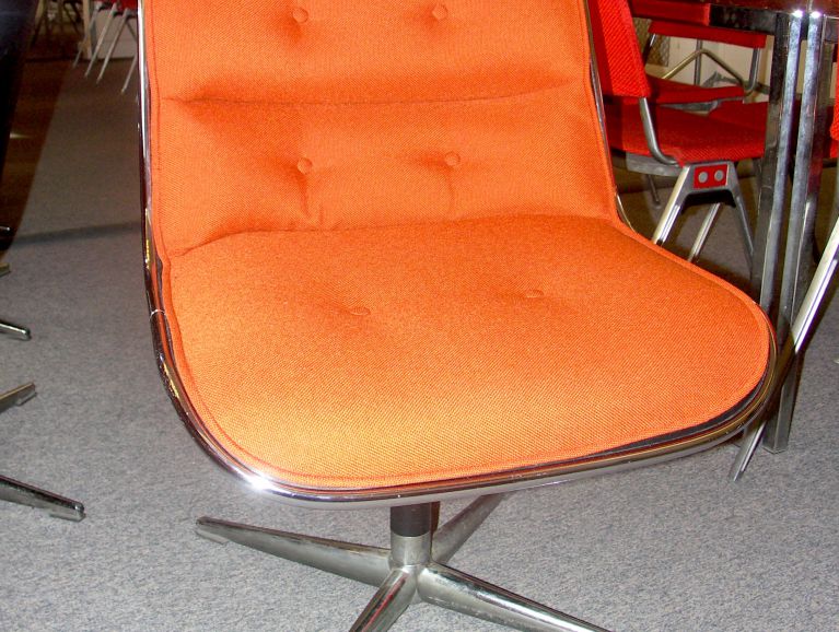 Réfection d'une chaise Charles Pollock édité par Knoll - Tissu éditeur Kvadrat