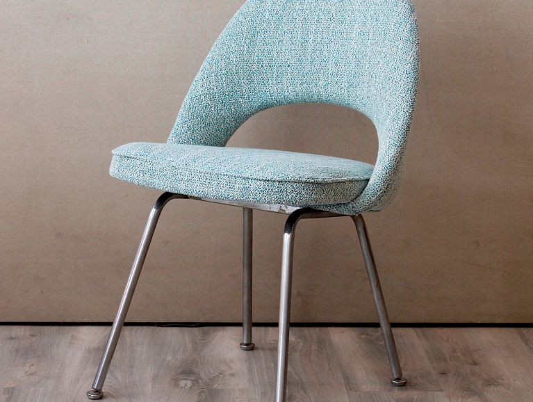 Réfection d'une chaise du designer Eero Saarinen modèle Executive Armless Chair 1950 édité par Knoll - Tissu de l'éditeur Manuel Canovas Rita Turquoise